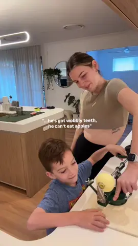 When one of the only fruits they'll eat in the lunchbox, is suddenly off limits... 😣 Until now ✨️ This apple corer has been an absolute game-changer at our place. Easy, thin, bite-size pieces for wobbly teeth, braces, missing teeth 🙌 Search for the apple peeler & corer on our website! 🍏🤝 #fruithack #fruitbreak #munchandcrunch #fruitmadefun #kidssnacks 