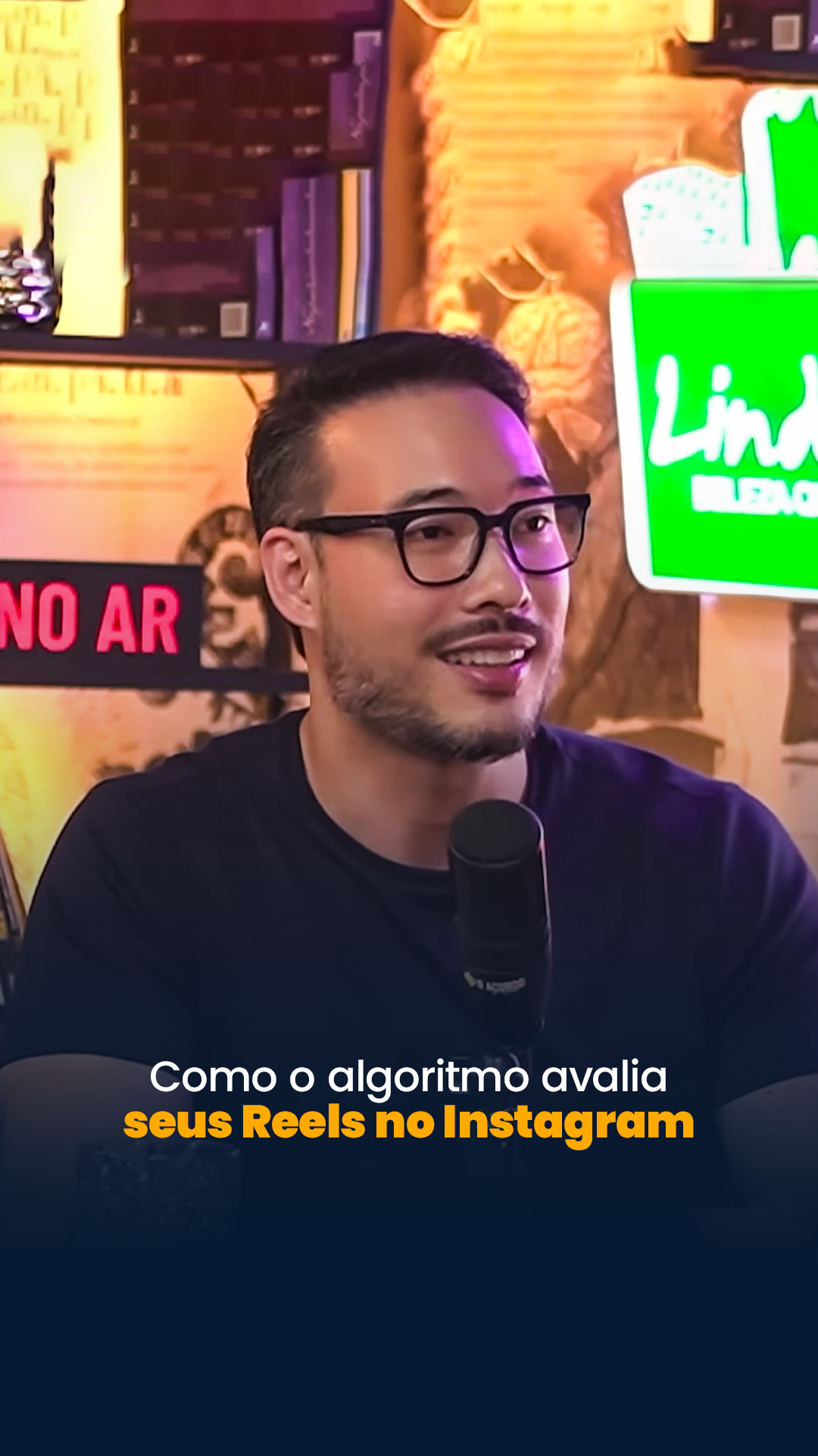Como o algoritmo avalia os Reels no Instagram? 📝 Se antes a gente fazia testes sem tanta precisão, hoje o Instagram praticamente coloca um espelho na sua frente. Ele não está “te perseguindo”, só está traduzindo em números a reação das pessoas para com o seu conteúdo: se elas ficam, se saem rápido, se voltam, se compartilham. O algoritmo não está contra você; ele só trabalha a favor de quem retém atenção. 📊 As métricas mostram: a taxa de rejeição indica quantos desistem antes dos primeiros segundos. Se a maioria abandona antes de 3 segundos, o problema é o gancho, não o alcance. Já a retenção média revela se o vídeo sustenta interesse até o fim. Segundo a Meta, vídeos com pelo menos 15 segundos de retenção média tendem a ser considerados mais relevantes, e conteúdos que retêm acima de 95% do tempo médio da categoria têm muito mais chance de ganhar entrega ampliada. 💡 Quando você lê esses dados com lógica, começa a enxergar padrões: vídeos com introdução arrastada derrubam a curva, narrativas objetivas seguram mais, CTAs no momento certo aumentam salvamentos e compartilhamentos. É aí que entra a mentalidade de criador estratégico: você usa o algoritmo como bússola, não como vilão. E é exatamente esse tipo de leitura que você aprofunda no meu pilar de Tráfego Orgânico dentro da Década Milionária. O lote atual está com 35% OFF. Garanta sua vaga acessando o link na bio. Faz sentido?