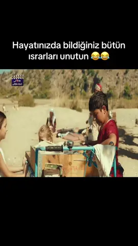 Hayatınızda gördüğünüz bütün ısrarları unutun 😂😂 Yüzlerce tavsiye film profilimizdeki YouTube kanalımızda İftarlık Gazoz (2016) 🎬 	•	Yönetmen: Yüksel Aksu 🎥 	•	Oyuncular: Cem Yılmaz, Berat Efe Parlar, Okan Avcı, Ümmü Putgül, Ercan Kesal, Elif Ceren Balıkçı 🎭 	•	Tür: Dram / Komedi  	•	Ülke: Türkiye 🇹🇷 	•	Süre: 115 dk ⏳ 	•	IMDb: 7.3 ⭐ Konusu: 1970’lerin Ege’sinde, yaz sıcağıyla oruç sabrı yarışırken küçük Adem’in gazoz çıraklığı macerası başlıyor. Bir yanda açlık, susuzluk, imtihan; diğer yanda Cem Yılmaz’ın o samimi, hafif mizahi ama içi buruk dokunuşları… Hem güldüren hem kalbe çöken o sıcak Anadolu hikâyelerinden biri. 🌞🥤 #iftarlıkgazoz #cemyılmaz #yükselaksu #türkfilmi #dramkomedi             