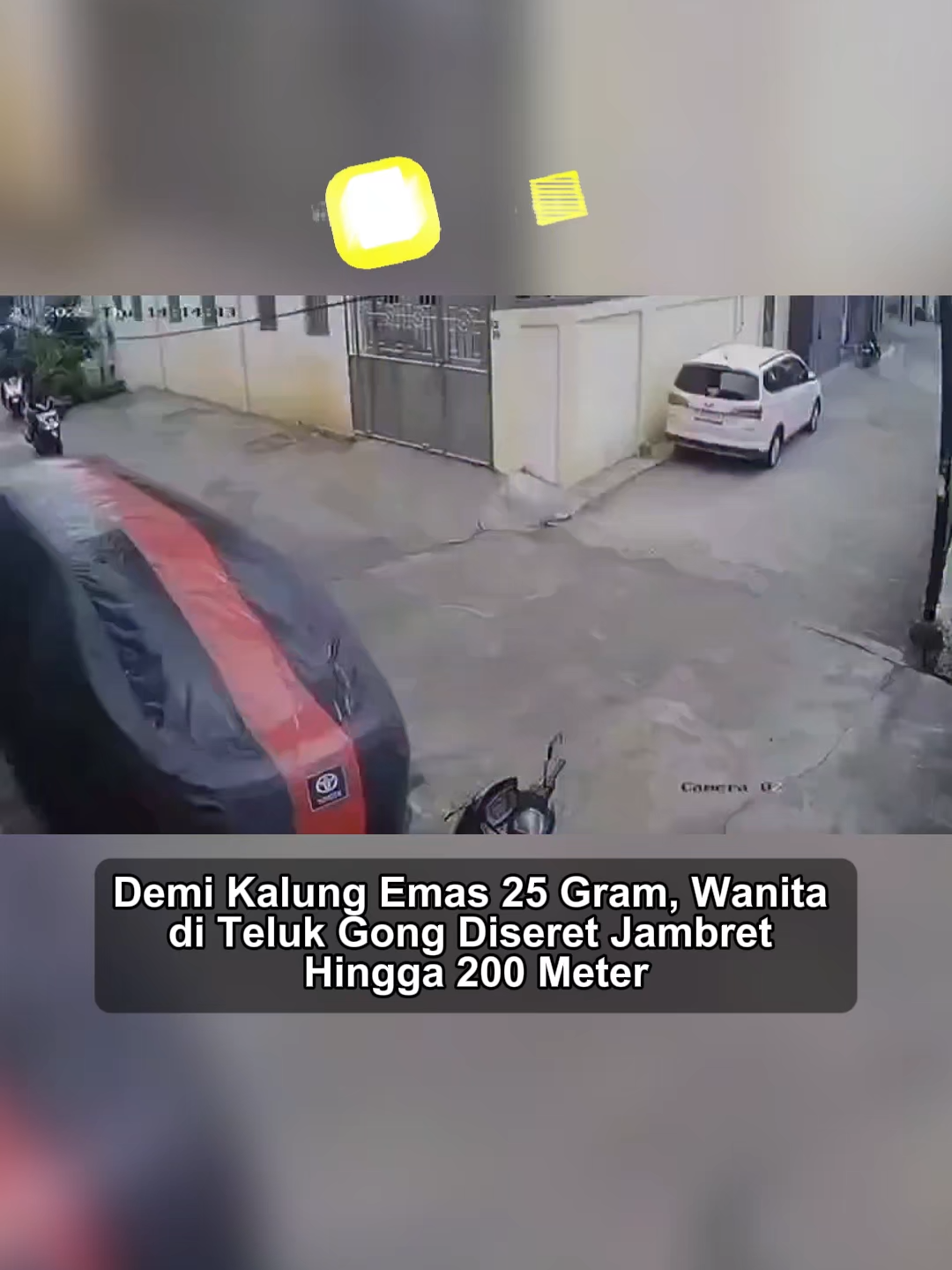 Aksi pencurian dengan kekerasan (Curas) atau jambret yang tergolong sadis terjadi di kawasan Teluk Gong, Jakarta Utara. Seorang wanita menjadi korban penganiayaan brutal oleh komplotan pelaku yang tega menyeretnya di aspal sejauh lebih dari 200 meter. Detik-detik mengerikan tersebut terekam kamera pengawas (CCTV) dan kini viral di media sosial. Dalam rekaman tersebut, terlihat korban yang sebelumnya telah dikuntit oleh dua orang pelaku, tiba-tiba ditarik paksa saat pelaku berusaha merampas perhiasan yang dikenakannya. Berdasarkan identifikasi dari rekaman CCTV, kedua pelaku menggunakan sepeda motor jenis matic Honda PCX berwarna putih tanpa mengenakan plat nomor bagian depan. Modus pelaku terbilang nekat; mereka memepet korban, menyambar kalung emas seberat 25 gram, dan tancap gas tanpa mempedulikan korban yang tersangkut dan terseret. Insiden ini memicu kemarahan publik. Hingga berita ini diturunkan pada Sabtu (22/11/2025), pihak kepolisian tengah melakukan pengejaran intensif terhadap para pelaku. Identitas ciri-ciri kendaraan yang digunakan pelaku telah dikantongi petugas sebagai petunjuk awal penyelidikan. Masyarakat diimbau untuk meningkatkan kewaspadaan saat mengenakan perhiasan mencolok di tempat umum dan segera melapor jika melihat kendaraan dengan ciri-ciri serupa di sekitar lokasi kejadian. #tiktokberita #bangsaonline #harianbangsa