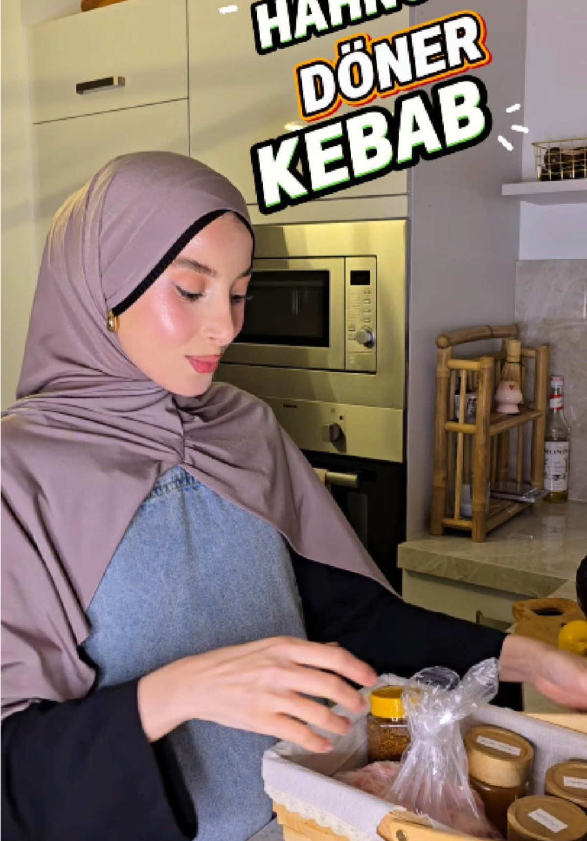 Backpapier Döner 🥙  Marinade für das Fleisch: 2 TL Paprikapulver (scharf) 1 TL Kreuzkümmel 1 TL Zwiebelpulver 2 TL Salz 0,5–1 TL Chili 1 TL Pfeffer 1 EL Döner-Gewürzmischung 4 EL Joghurt 6–7 EL Olivenöl 3 Zwiebeln 3–4 Knoblauchzehen ⸻ Joghurtsoße: 6 EL Naturjoghurt 1 TL Dill (gehäuft) 2 Knoblauchzehen Salz und Pfeffer ⸻ Cocktailsoße: 4 EL Naturjoghurt 4 EL Ketchup 2 EL Mayo 1 Knoblauchzehe Salz und Pfeffer #döner #kebab #rezept #foodtrend #fyp 