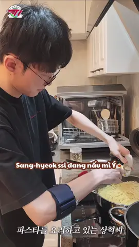 Tiktok mùa chuyển nhượng làm t suy quá, không ấy mình làm dịu lại nf bằng con suộc nấu á li o ô li ồ của chiến thần ẩm thực Ní Chang Hiếc ngày ấy nhé :333  Btw Ủn Ỉn duo lâu lâu ghé biệt phủ nhà anh, anh nấu mì cf cho cả đám mukbang nha!!! #faker #leesanghyeok #t1 #t12024 #urihyeok 