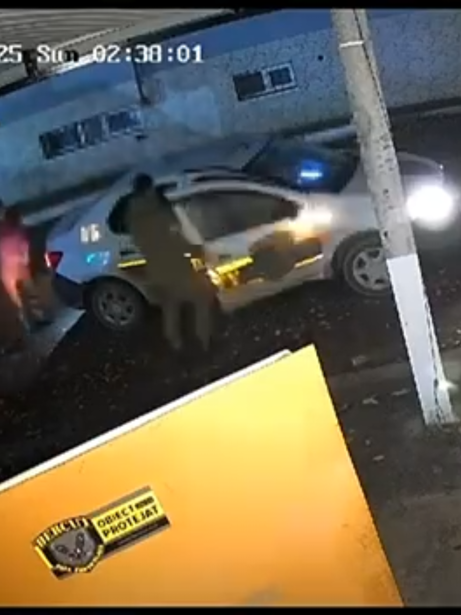 Noaptea trecută (23.11.2025), în jurul orei 03:00, poliția a fost alertată despre un furt de proporții comis într-un schimb valutar din municipiul Florești. Sesizarea a venit din partea unei companii private de pază, responsabilă de securitatea sediului. La fața locului, oamenii legii au depistat dispariția unei sume mari de bani. Primele cercetări arată că safeul se afla descuiat în momentul pătrunderii, iar intrarea în încăpere a fost forțată — ușa fiind deteriorată cu o rangă metalică, obiect găsit la fața locului. În timpul documentării, echipa operativă a descoperit în stradă o parte din suma sustrasă, aflată într-un sac și un plic. - Advertisement - Investigațiile preliminare indică faptul că în comiterea infracțiunii ar fi implicați doi bărbați, care ar fi avut și complici. Potrivit informațiilor, banii furați au fost preluați ieri de la o filială din Bălți și transportați pentru depozitare la unitatea din Florești. În prezent, poliția desfășoară acțiuni de investigație pentru stabilirea tuturor circumstanțelor și identificarea persoanelor implicate în comiterea furtului. 23.11.2025  Sursa: stiri.md #floresti #schimbvalutar #valuta #politia #moldova 