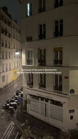 First snow of the year in #Paris ❄️ #christmasinparis #parisfrance #parislife #montmartre 