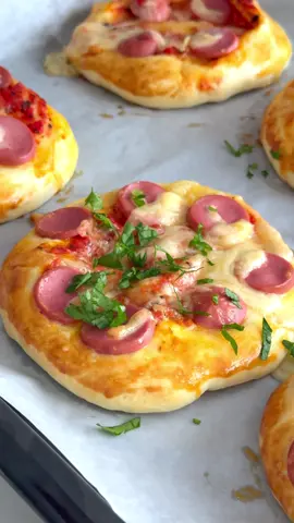 🍕 Мини-пиццы — как из пекарни, только лучше!  Иногда так хочется порадовать себя и близких чем-то по-домашнему вкусным. Эти мини-пиццы — именно такие: тёплые, ароматные, с румяной корочкой и любимыми начинками.  ▪️Тесто: Молоко 230 гр Масло растительное 80 мл Яйцо 1 шт Мука +- 500 гр(у меня ушло 480 гр) Сахар 1 ст.л Соль 1 ч.л Дрожжи 1 п(7 гр.) ▪️Для соуса у меня домашний томат,смесь итальянских трав и сушеный базилик и немного оливкового масла. ▪️Начинка у меня сосиски и сыр(сливочный,сулугуни)два вида. В теплое молоко засыпать сахар и дрожжи,убрать минут на пять.Затем в эту смесь добавить яйцо,масло,соль и просеянную муку.Мне  в итоге понадобилось 480 грамм муки,у вас может уйти чуть больше или меньше. Замесить мягкое тесто.Убрать в теплое место примерно на один час. Далее делим на 10 равных частей,у меня вышло по 84-86 грамм. Далее формируем мини пиццу ,как показано на видео.Убираем в разогретую духовку до 180 градусов на 15 минут.Контролируем этот процесс,у вас может понадобиться меньше времени. . . . . 🧡 Получается нереально вкусно и сочно! Улетает моментально — особенно если есть дети . ⠀ 👩‍🍳 Делись в комментариях, какие начинки любишь ты? ⠀ #минипицца #рецептдня #домашняяеда #вкуснодома #фудблог  