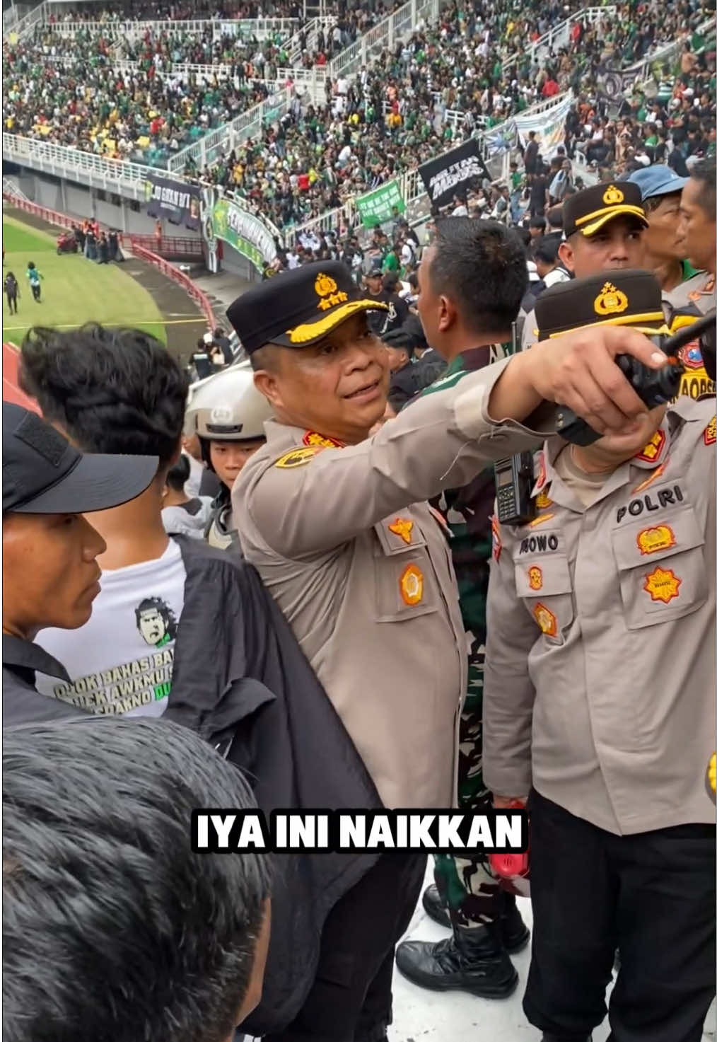 Pengamanan Pertandingan Persebaya Surabaya vs Arema FC di Stadion Gelora Bung Tomo 🔥🐊 Seluruh personel kami siagakan untuk memastikan laga berjalan aman dan kondusif Terima kasih kepada seluruh suporter yang tetap menjaga sportivitas dan kebanggaan kota kita. #KapolrestabesSurabaya #persebaya #persebayavsarema #PolrestabesSurabaya #bonek