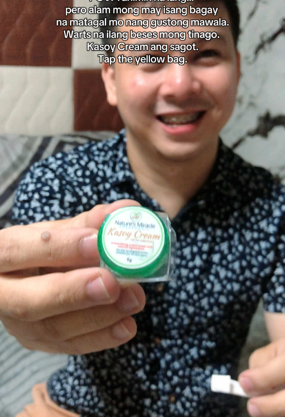 #creatorsearchinsights #trendingproducts #kasoycream #wartsremoval #wartsremover POV: Tahimik ka lang… pero alam mong may isang bagay na matagal mo nang gustong mawala. Warts na ilang beses mong tinago. Kasoy Cream ang sagot. Tap the yellow bag.