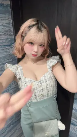 みんなに会いたくて滅❣️❣️ このドレスお気に入りなんだ~かわいいー？ #福岡 #黒崎 #黒崎ラウンジ #キャバ 