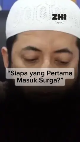 Segala puji bagi Allah yang telah memuliakan Nabi Muhammad ﷺ di dunia dan akhirat. Kemuliaan itu mencapai puncaknya pada hari kiamat, ketika seluruh manusia dikumpulkan. Tidak ada satu pun manusia yang mampu memberi syafaat, hingga Allah memerintah agar pintu surga dibuka pertama kali untuk manusia termulia: Nabi Muhammad ﷺ. Rasulullah ﷺ bersabda: “Aku adalah manusia pertama yang mengetuk pintu surga, lalu Allah membukakannya untukku.” (HR. Muslim) “Aku adalah orang pertama yang akan membuka pintu surga, dan bersama aku ada wanita yang diuji dengan kesabarannya terhadap suaminya.” (HR. Ahmad) Hadits ini menunjukkan kemuliaan Rasulullah ﷺ, serta kemuliaan orang-orang yang bersabar dalam kehidupan dunia. Di hari kiamat, seluruh manusia dalam keadaan gelisah, takut, dan kebingungan. Mereka mencari siapa yang mampu memberi syafaat. Tidak ada nabi yang mampu, kecuali Nabi Muhammad ﷺ. Karena itulah beliau mendapatkan maqam mahmud, kedudukan mulia yang tidak dimiliki siapa pun. Setelah proses syafaat, Nabi Muhammad ﷺ bangkit menuju pintu surga, lalu memberikan salam kepada penjaga surga. Malaikat Ridwan pun berkata: “Bagimu aku diperintahkan untuk membukakan pertama kali.” Ini adalah bentuk pemuliaan Allah kepada beliau, Rasulullah ﷺ, makhluk terbaik, pemimpin seluruh nabi, dan rahmat bagi semesta alam. Dan siapa yang mendapatkan kesempatan masuk setelah beliau? Mereka adalah orang-orang yang mengikuti sunnah beliau, menghidupkan ajarannya, menjaga tauhid, sabar dalam ujian, dan menahan diri dari maksiat. Semoga kita menjadi umat yang mencintai Rasulullah ﷺ, mengikuti jalannya, menjaga sunnahnya, sehingga pada hari kiamat nanti kita termasuk golongan yang dipanggil bersama beliau. #Surga #NabiMuhammad #sunnah #tauhid #fyp 