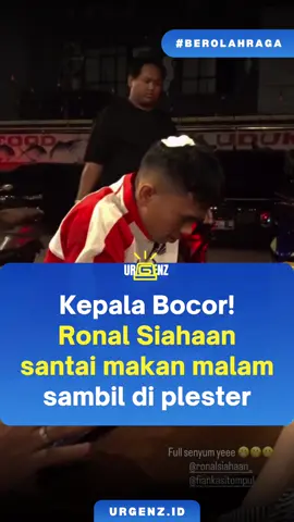 Ronal Siahaan mengalami luka bocor di bagian belakang kepala setelah disikut Putra Abdullah dalam duel panas Byon Combat Showbiz 6.  Kecurangan itu membuat Ronal harus mendapat perawatan cepat dan dipasangi plester. Meski mendapat pelanggaran keras, Ronal tetap menuntaskan semua ronde.  Usai laga, ia justru terlihat santai makan malam bersama istri dan teman-temannya dengan kepala yang masih dipasangi plester. #byoncombat #ronalsiahaan #putraabdullah #indonesia #malaysia 