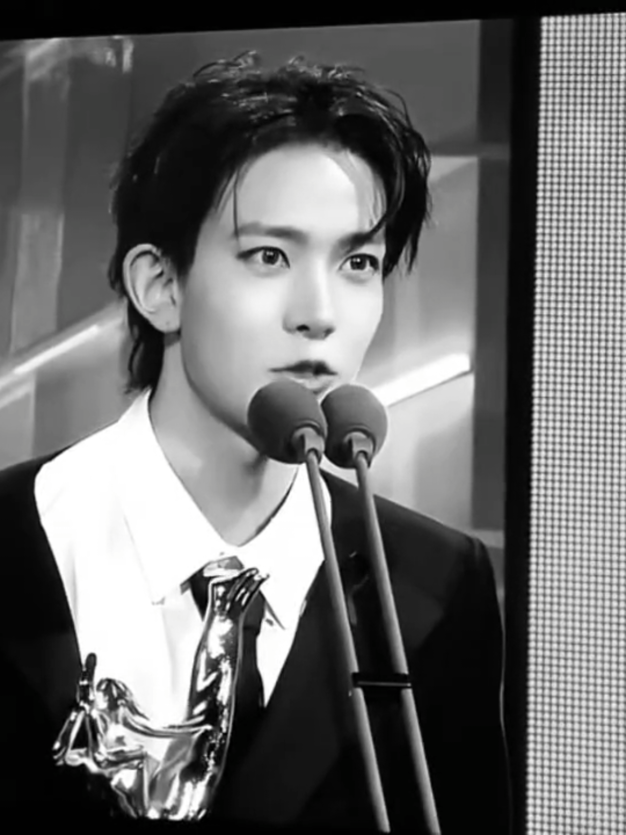 02| Saat Heeseung pulang dari kantor lebih awal, sesampainya di rumah, Heeseung langsung masuk ke ruang kerjanya. Dari dapur, aku membawa satu cangkir kopi, untuk Heeseung  Kupikir 