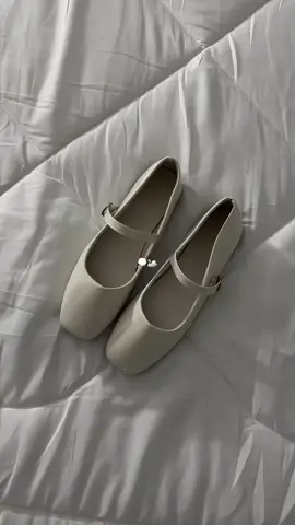 soo pretty talaga ng white flats! 😍 #whiteshoes #flatshoes #dollshoes #maryjaneshoes #shoesforwomen 