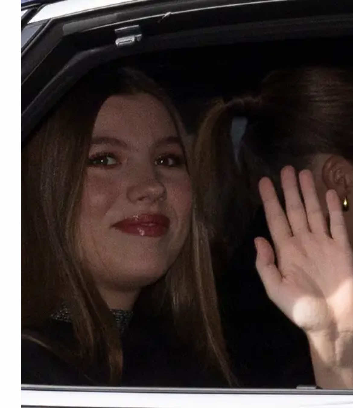 #spanishroyalfamily || 22/11/25 !! The arrival of King Felipe VI, Queen Letizia, Princess Leonor and Infanta Sofía for a private lunch at the Palacio de El Pardo, on the occasion of the 50th anniversary of the establishment of the parliamentary monarchy in Spain.  #foryou #infantasofia #princessleonor #casareal  @alia || عليا @𓆰𝔭𝔢𝔭𝔭𝔢𝔯♕𓆪 @𐙚𝐋𝐈𝐋𝐈 @⋆ 𐙚 ̊ 