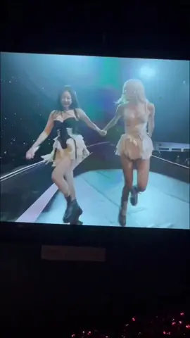 Jennie Kim 2,9t & Roseanne Park 2,8t #rosé #jennie #Deadline #philippines #Chaenie 