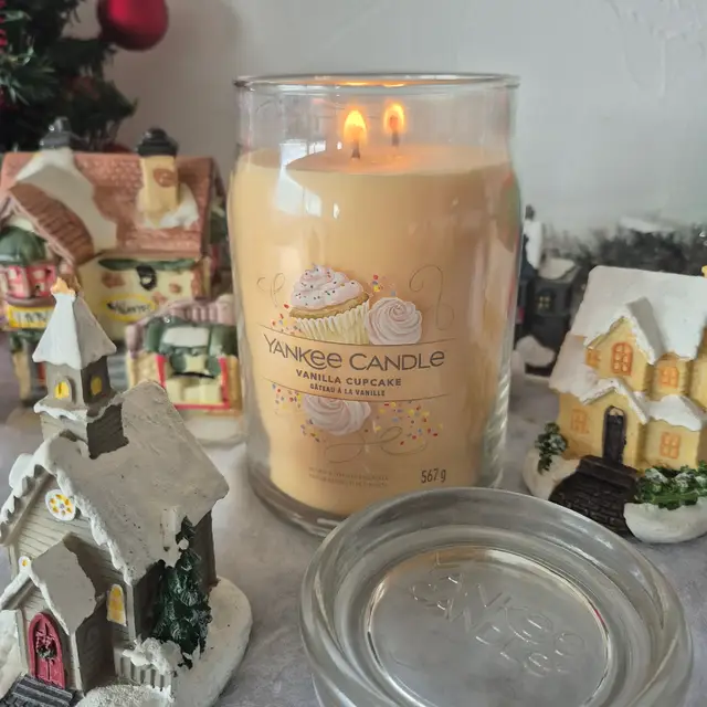 Réception du jour 🌟 Cette magnifique immense bougie @yankeecandlefr - gâteau à la vanille 🧁 Vraiment idéale en cette période de fin d'année, mes garçons ont directement voulu la sentir et ils ont adoré. On va vite l'allumer et profiter de son parfum ✨️ Merci pour cette belle #collaborationcommercialenonremunérée #yankeecandle #sampleo @sampleo_france   #produitoffert