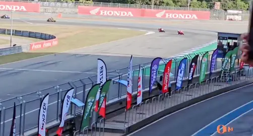 Mỗi lần ck đi đua là thót tim sợ ảnh ngã, mà qua ngã thiệt nhìn xót 🥲. Nhg mà trông cái nết dthw kìa, vừa ngầu vừa dthw #ohmpawat #BRICSuperBike2025xOhmPawatD1 #TNPxOhmPawat #uni_ohmnanon💫 #panon_uni 