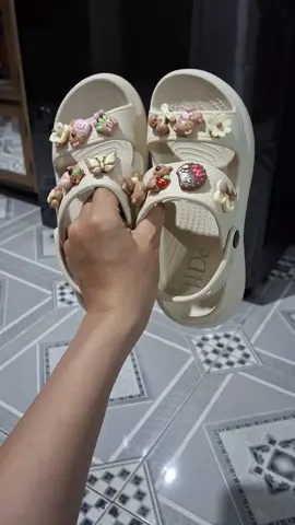 Dép sandal cho bé mang đi học, đi chơi đều xinh, mang nắng mưa đều được, dép nhựa nhẹ êm chân, mua đây nha #dépchobe #depchobegai #sandalchobegai #sandalchobedihoc 