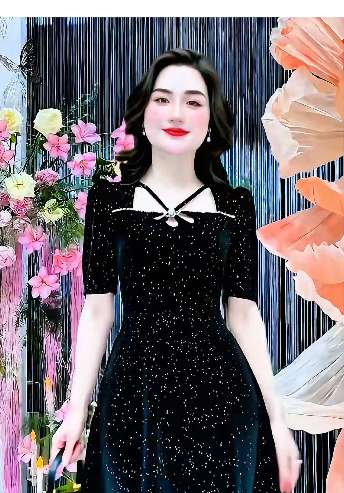 👗💐 Đầm trung niên dự tiệc sang trọng với chất vải nhung cao cấp mềm mịn phối kim sa lấp lánh. Thiết kế cổ kiểu đính đá tạo điểm nhấn nổi bật, dáng xoè che khuyết điểm và tôn lên vẻ đẹp quý phái cho chị em #damtrungnienu40u50didamtiec #vaytrungnienditiecthietkecaocap #vaydidamtiecchekhuyetdiem #damtrungniendutiecsangtrong #vaynhungditiec 