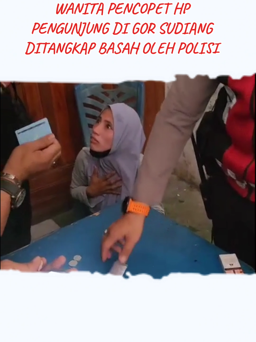 Seorang perempuan tertangkap basah mencopet HP milik pengunjung di GOR Sudiang, Makassar, pada Minggu (23/11) pagi. #sorotan #beritaviral #polisi #copet #makassar 