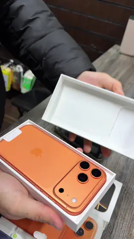 ‼️ТОРГУЮСЬ ЗА АЙФОН НА ГОРБУШКЕ. Выхватил топ цену на 17 PRO MAX ⠀ Перед приездом я уточнил актуальность цены на 17 про Макс 256 сим + есим оранжевый. 122.000₽. (Цена была актуальна в тг магазина). Мой 16 про Макс 256 оценили на месте в 70.000₽. Доплата 52.000₽, НО мне остался мой провод, а это еще +1500₽ и топовое защитное стекло бонусом. То есть в круг где-то 48.000₽ доплата по итогу вышла. Остальные примерные цены я вам озвучил ⠀