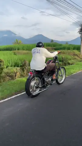 Hill of 💚 #sr400chopper #chopperbali #chopperindonesia 