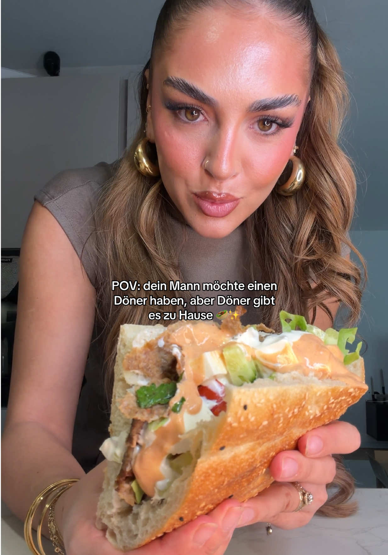 Wenn mein Mann Döner möchte, dann kriegt er Döner aber zu Hause 🥙✨💕 Für ca. 3 Portionen benötigst du: 	•	600 g Rinderhackfleisch 	•	2 kleine oder 1 große Zwiebel, fein gerieben 	•	1 TL Paprikapulver 	•	½ TL Salz 	•	1 TL Kreuzkümmel 	•	½ TL gemahlener Koriander 	•	1 Messerspitze Pul Biber (oder andere scharfe Paprikaflocken) 	•	60 g Joghurt (mind. 10 % Fett) Zubereitung: Alle Zutaten gründlich miteinander verkneten und die Masse zu einer länglichen Rolle formen. Bei 190 °C Umluft oder 210 °C Ober-/Unterhitze für etwa 25 Minuten backen. ___ #döner #dönerliebe #dönermachtschöner 