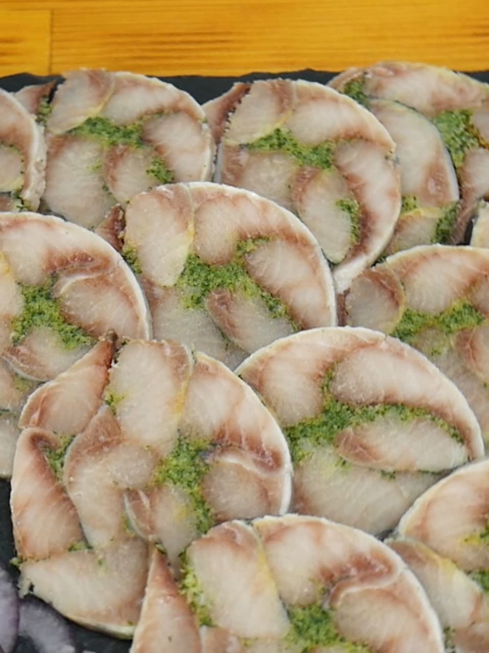 Селедка вкуснее Красной рыбы – Рецепт за копейки. Атлантическое Сало Не забудь подписаться и поставить лайк Вам понадобится: Сельдь слабосоленая филе (400г)(на канале есть рецепт как засолить сельдь самостоятельно) Укроп свежий 30г Масло растительное 30г Лук репчатый 1шт (отжать от лишнего сока) Селедку разделать на филе без кожи и костей. В блендере измельчить репчатый лук и укроп, через марлю отжать от лишнего сока и смешать с небольшим количеством ароматного растительного масла. Промазывая филе пастой из укропа и лука сложить кусочки друг на друга и при помощи пищевой пленки сформировать в плотный и тугой рулет. Готовую закуску хранить в морозильной камере и перед подачей нарезать тонкими пластинами как настоящее сало.  Группа в V К и ТГэ Тихон Готовь и Путешествуй  #рыба #селедка #закуска #кулинария #рецепт #тихон 