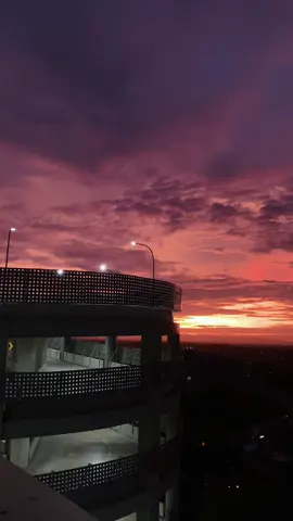 Hanya senja yang tau cara berpamitan dengan Indah 🌃#depokdc #shoopeexpres #shopee #fyp #sunset