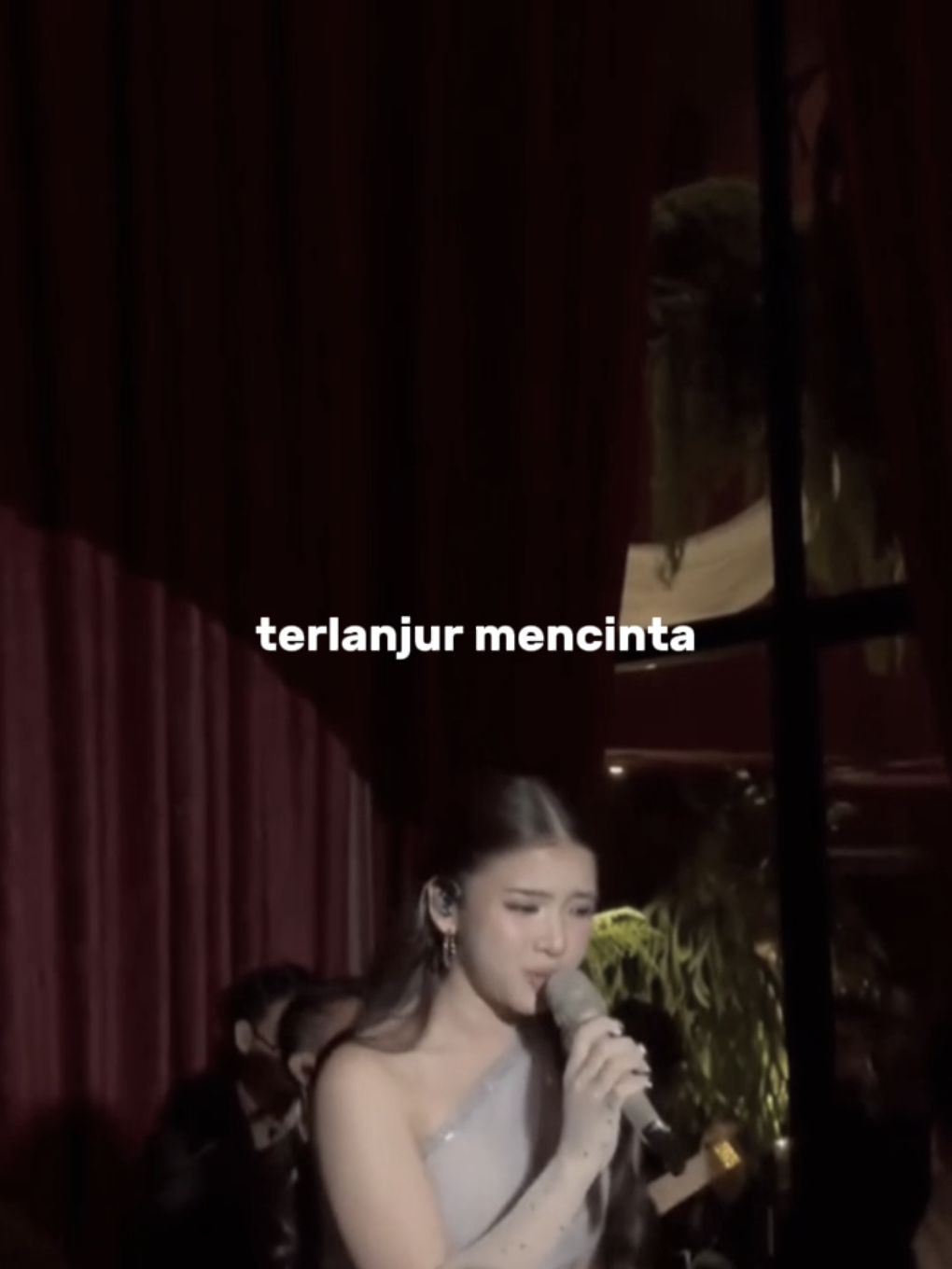 maafkan aku >> . . #tiaraandini #terlanjurmencinta 
