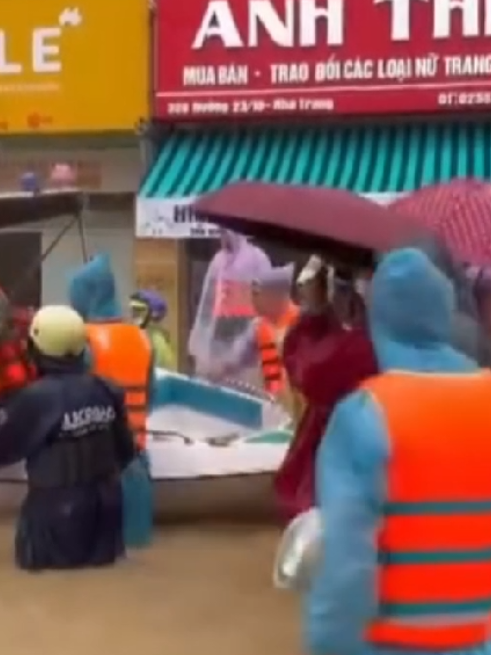 HỖ TRỢ KHẨN CẤP 4 TỈNH MIỀN TRUNG VÀ TÂY NGUYÊN Phó Thủ tướng Hồ Đức Phớc sáng ngày 23/11 ký Quyết định 2572, hỗ trợ khẩn cấp 1.100 tỷ đồng cho Khánh Hòa, Lâm Đồng, Gia Lai và Đắk Lắk khắc phục thiệt hại do mưa lũ. Các địa phương được yêu cầu sử dụng kinh phí minh bạch, đúng mục đích và báo cáo đầy đủ kết quả về Chính phủ. #qpvn #congsando  #mualu  #vietnam #chinhphu 