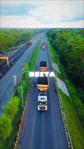 Hati2 kalo lewat jalan hauling kita ya, berat muatan kita 200 ton lebih, jangan di senggoll😁                                                               #tambangbatubara #operatormuda #fyp #foryou #fyppppppppppppppppppppppp 