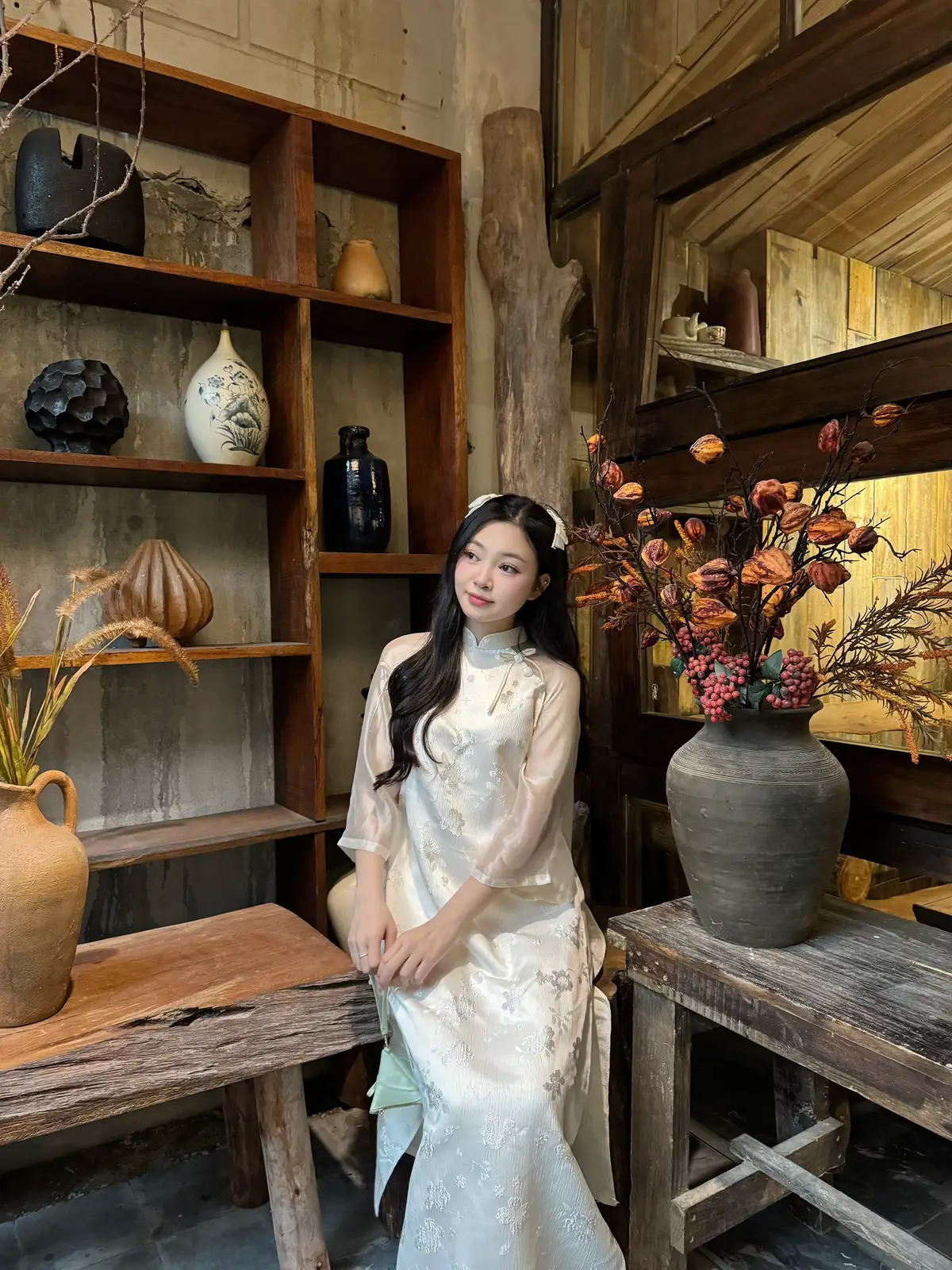 ✨ Mỗi lần mặc áo dài, lại thấy mình dịu dàng thêm một chút. Không cần cầu kỳ… chỉ cần truyền thống cũng đủ khiến trái tim rung rinh. Bạn thích áo dài màu gì nhất? 🌸