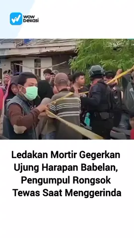 Sebuah ledakan keras menggegerkan warga Ujung Harapan, Kelurahan Bahagia, Kecamatan Babelan, pada Kamis siang. Ledakan tersebut berasal dari rumah seorang pria yang diketahui bekerja sebagai pengumpul barang bekas. Insiden itu menewaskan pemilik rumah setelah ia mencoba memotong sebuah benda logam yang belakangan diduga kuat merupakan mortir aktif. Kapolsek Babelan Kompol Wito menjelaskan bahwa hasil pemeriksaan awal menunjukkan sumber ledakan berasal dari proyektil mirip amunisi berat. “Dugaan sementara, itu mortir aktif. Semacam peluru tank,” ujar Kompol Wito saat dikonfirmasi wartawan. Menurut keterangan saksi, korban menemukan benda logam berbentuk silinder tersebut di antara tumpukan rongsokan. Mengira benda itu hanya besi tua, korban berusaha membelahnya menggunakan mesin gerinda agar bisa dijual kembali sebagai bahan logam. Namun upaya itu justru memicu ledakan besar yang menghancurkan sebagian bangunan rumah. “Korban mencoba memotong dengan mesin gerinda. Begitu digerinda, langsung terjadi ledakan,” kata Wito. Ledakan terdengar hingga radius ratusan meter dan membuat warga sekitar panik serta berhamburan keluar rumah. Beberapa rumah di sekitar lokasi dilaporkan mengalami kerusakan ringan akibat getaran ledakan. Petugas kepolisian langsung memasang garis polisi di lokasi kejadian. Untuk memastikan jenis dan karakteristik benda yang meledak, Polsek Babelan telah meminta bantuan tim Gegana Polda Metro Jaya. Tim penjinak bom diterjunkan untuk melakukan pemeriksaan lanjutan dan memastikan tidak ada sisa bahan peledak lain di sekitar lokasi. #wowbekasi #kotabekasi 