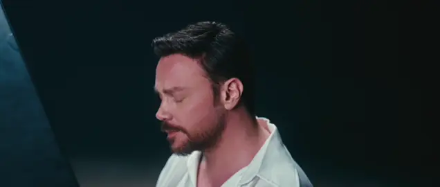 Olmaz olsun böyle aşkın ızdırabı, bu şarkı 5 aralık ta çıkacak ama koydum gitti işte bir kısmını.. isteyen kavuşamadığına göndersin isteyen hiç bir şey yapmasın Diyemiyorum...