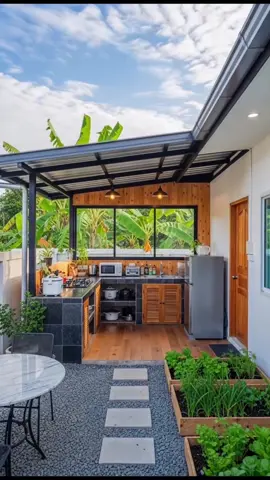 Khoảng sân sau tưởng chừng bị bỏ quên, nay được biến hóa thành một khu bếp siêu đẹp. Ánh sáng tự nhiên len vào từng góc, những món đồ gỗ tạo cảm giác gần gũi, và mùi đồ ăn thơm lừng khiến căn nhà trở nên ấm áp hơn bao giờ hết. Cải tạo một không gian nhỏ, nhưng đổi lại là cảm giác sum vầy lớn lao cho cả gia đình #yeunhalapghep #yeubep #yeubepnghiennha #bepdep #thietkebepdep 