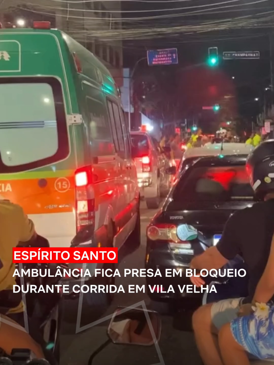 Uma ambulância em atendimento ficou impedida de seguir caminho durante a Corrida Luzes da Cidade, na noite deste sábado (22), em Vila Velha. Segundo vídeos divulgados nas redes sociais, o veículo da Unimed Vitória e com sirene e giroflex acionados permaneceu parado por mais de dez minutos devido ao bloqueio montado pela Polícia Militar para a realização do evento. Apesar de o Código de Trânsito Brasileiro, garantir prioridade absoluta de circulação a ambulâncias e outros veículos de emergência, mesmo em vias interditadas, agentes responsáveis pelo controle viário não liberaram imediatamente a passagem. Diante da demora, os próprios corredores interromperam a prova e abriram espaço para que a ambulância pudesse avançar, atitude que seguiu o protocolo adequado em situações de emergência. A reportagem da AsteriscoTV solicitou esclarecimentos à Prefeitura de Vila Velha e à Polícia Militar sobre o motivo da não liberação imediata, mas ainda não houve resposta. ~ Redação #Brasil #Capixaba #VilaVelha #Ambulância 