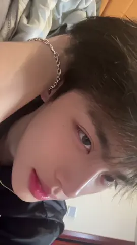 Mọi người: ‘Bạn nhìn như 20 tuổi!’ 😝 Tôi: ‘Ồ, cảm ơn nhé… nhưng thực ra tôi 28 rồi nè!’ 😅 Vẫn nhí nhố, vẫn chill, tuổi chỉ là con số thôi ✨ #U30NhungVanTre #28ChuaDinh”