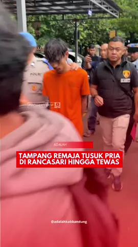 Seorang pemuda bernama Alik Algia Putra (19) telah ditangkap dan ditahan oleh pihak kepolisian Polrestabes Bandung setelah diduga membunuh Hari Sukma Jaelani. Detail Kejadian: Peristiwa tragis ini terjadi di Jalan Ciwastra, Bandung, pada Jumat (21/11) malam, sekitar pukul 21.30 WIB. Penyebab: Kasat Reskrim Kompol Anton menjelaskan, pembunuhan dipicu oleh cekcok di jalan raya. Pelaku (Alik) kesal karena korban (Hari) tidak menyalakan lampu sein saat berbelok, yang kemudian berujung pada percekcokan mulut dan perkelahian. Aksi Pelaku: Saat perkelahian, Alik yang memang membawa pisau, langsung menusukkannya satu kali ke dada Hari ketika korban sedang lengah. Tusukan tersebut sangat fatal, menyebabkan kerusakan parah pada jantung Hari, yang langsung tewas di lokasi. Pelarian dan Penangkapan: Setelah menusuk Hari, Alik melarikan diri menggunakan motor dan bersembunyi di daerah Ciwidey, Kabupaten Bandung. Berkat penyelidikan cepat, polisi berhasil mengidentifikasi dan menangkap Alik dalam waktu kurang dari 24 jam. Barang Bukti dan Tuntutan: Polisi mengamankan Alik beserta senjata tajam yang digunakan. Atas perbuatannya, Alik dijerat dengan Pasal 351 KUHP dan/atau Pasal 338 KUHP, dengan ancaman hukuman maksimal 15 tahun penjara. Pengakuan Pelaku: Alik mengaku menyesal dan tidak menyangka tindakannya akan berakibat fatal, ia mengatakan, “Saya khilaf, kelepasan.” #adalahkabbandung #bandung #kabupatenbandung #kabbandung 
