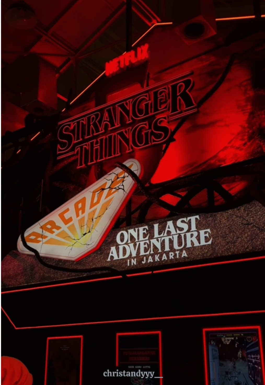 Akhirnya setelah hampir 4 jam antri 🙏🏿. Untuk fans ST ini worth it.  Kalo kesini mungkin bisa siapin cemilan dan minum sambil nunggu antrian masuk. #strangerthings #netflix #strangerthings5 #onelastadventure 