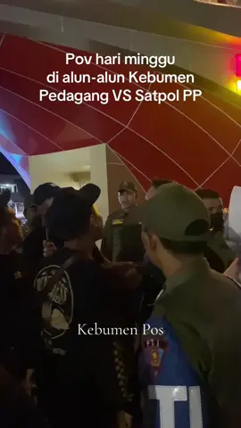 KEBUMEN, KebumenPos.com- Lagi dan lagi keributan terjadi antara Pedagang VS Satpol Pp di alun-alun Kebumen.  Sesuai aturan perda seharusnya pedagang memang tidak boleh berjualan di area alun-alun kebumen. Karena udah disiapkan kapal mendoan.  Ayo lur!!!  Jaga kebumen  #kebumen #pedagang #kebumenpos #viralvideo #tiktokviral 