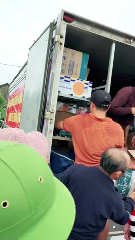 Chuyến đi này. Mình đi có 1 mình. Có đứa bảo mình ko đem theo người vì sợ thiên hạ nói là Mang ekip đi làm Hình ảnh. Đù mẹ. Làm ji có ekip nào ngoài 1 cái điện thoại quay để cho mọi người Biết tính hình. Kể cả ở bếp hay đi bất cứ đâu. Chuyến này đi 1 mình ko có mấy con Tiện Tì đi theo. Vì xem nhiều tin tức nói nước Chảy Siết. Rồi người mất. Mưa lớn. Để sợ Nguy Hiểm. Nên book vé đi ko nói với ai. Đến sáng mai bay thì đêm mới nói để ko đứa nào cản. Ko đứa nào bám theo được. Vào đây ko có quen ai. Ko biết đường. Thì đi xe xuống điểm Đang Ngập lụt nhất rồi nhảy vào tìm hiểu thông tin để cùng nhau hỗ trợ dân thôi. Vào thì thấy ở nhà Văn hoá có 1 Đoàn mấy xe phát rất nhiều đồ. Toàn đàn ông. Đứng ngoài quan sát thì nhiều người lấy nhiều lần quá. Rồi 1 nhà chia ra con cái bố mẹ ra lấy. Có nhà neo đơn thì ko kịp lấy đc mấy thứ ở mấy xe. Ngứa Mồm  vác Loa Xông vào hỗ trợ anh em. Để Đồ của Mọi người Gửi Gắm được chia đều cho các Hoàn cảnh. Khó khăn hay ko khó khăn thì đã Lụt là thiếu như nhau. Vậy Nên Xếp Hàng lần lượt chia đều là Công bằng nhất. Ko Dắn. Ko đanh thép. Thì chỉ có Bẹp dúm giỮa đám đông. Rồi những người Già con cái ko kịp về thì ko có sức mà Chen Lấn. Thậm chí có những đứa trẻ các mẹ đẩy con vào để được ưu tiên. Có đứa lấy đến 3 lần. Mình ghét kiểu đấy nhất. Nên thôi. Phải Dắn thôi. Thế Mới Đều. Mới Ko có cảnh chen lấn.vồ đấy. Rất Mong Mọi người đi Mang Theo cái Loa cầm Tay. Và mọi ng chung sức để Mọi người xếp hàng. Phát đồ cho Văn Minh lịch sự. => Đây là mấy xe đồ lương thực và Quần áo của Đoàn Người Ta nhé. Bảo Đồng Nát ko có bất cứ thứ gì trong mấy xe Đồ này nhé. Chỉ là Thấy Ngứa Mồm quá nên nhảy vào hỗ trợ anh em thôi. Ai cũng ướt sũng mồ hôi và ướt Sũng nước mưa như  Bà con. Anh em trong đoàn này xem được video cho Bảo Đồng Nát cám ơn các anh và những nhà Hảo Tâm nhé. 