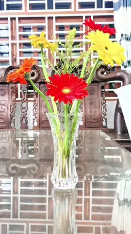 Bình cắm hoa thủy tinh trắng trong họa tiết ngẫu nhiên #binhcamhoa #binhcamhoathuytinh #trangtrinhacua #binhhoadep 