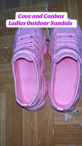 Stay comfy and cute all day with these lightweight slip on sandals #ladiessandals #comfyfootwear #sliponsandals 