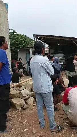 Tukang rongsok SALAH  belah besi gatau nya yang di belah  BOM 