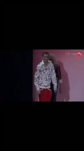 В середине 2000-х Comedy Club решает выйти за рамки юмора — и устраивает Comedy Club Fashion Show. На подиум выходят не модели, а сами резиденты: Гарик, Тимур, Павел — в костюмах от модных российских дизайнеров. Это не просто шоу — это демонстрация новой волны: юмор становится брендом, а стиль — частью капитализации образа. Сцена превращается в подиум эпохи, где смешное соседствует с роскошным. Камеди тогда — не просто клуб, а площадка, на которой рождается культура уверенности и самопрезентации. Этот вечер стал символом 2000-х: времени, когда успех измерялся не только деньгами, но и тем, как ты выглядишь, выходя под софиты. #catwalk #model #fyp #slavic 