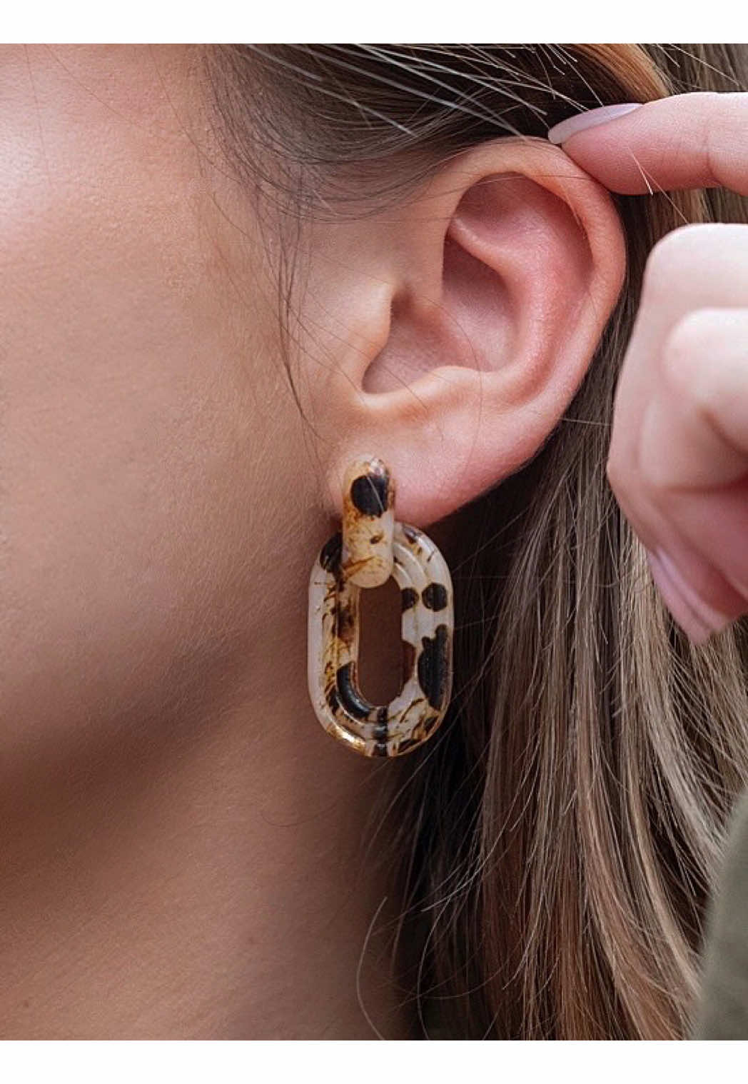 À l’approche des fêtes, soutenir une créatrice fait toute la différence. Chaque bijou Nerraclay est façonné à la main, pièce par pièce, avec soin et passion. Merci à toutes celles qui choisissent l’artisanat plutôt que le mass-market. ✨ #bijouxfaitmain #bijouxartisanaux #faitmainavecamour #creatricefrancaise #artisanatfrancais 