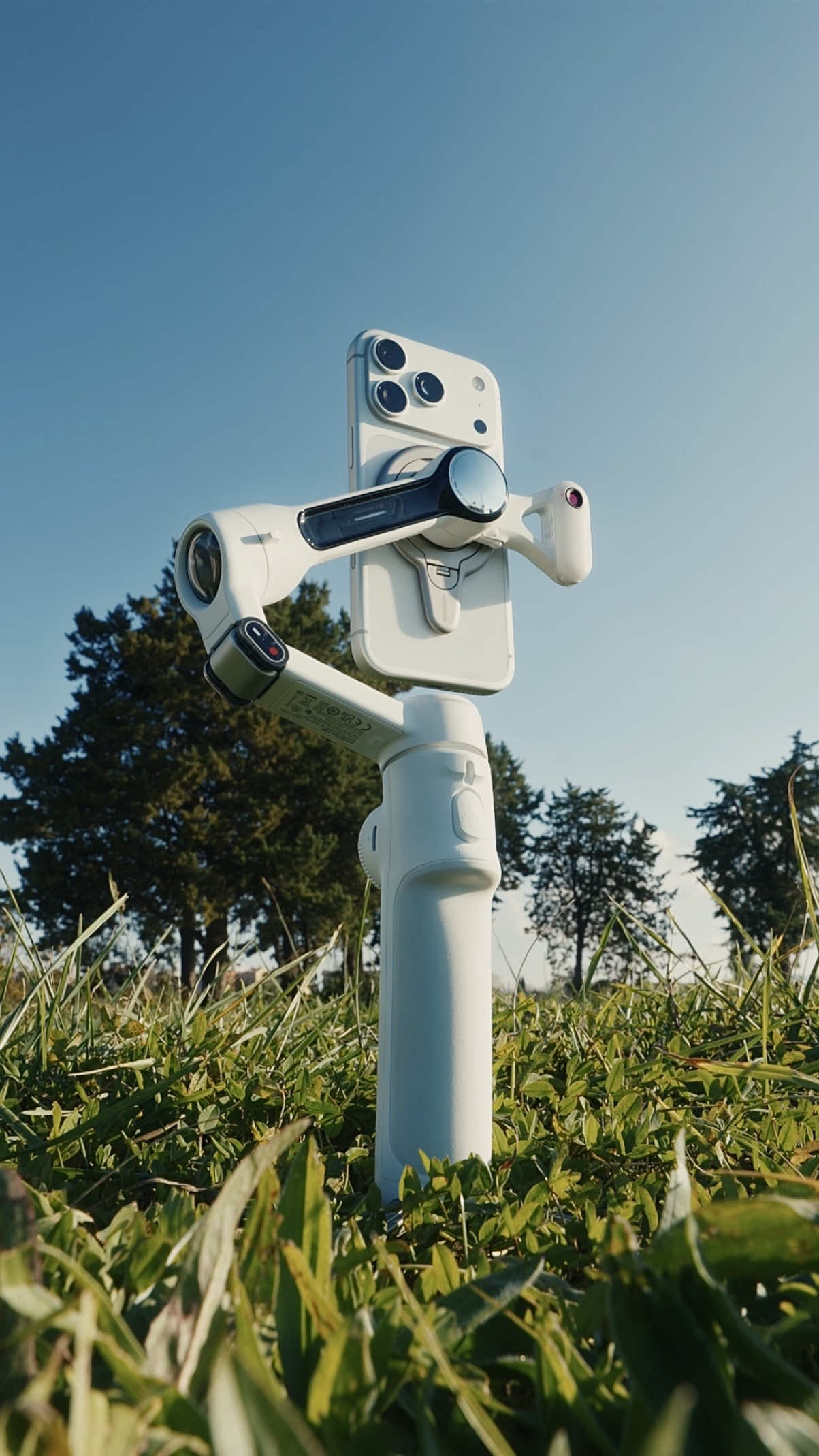 @insta360 official Flow 2 Pro is a game-changer!🤯 Thanks to the AI tracking module, integrated tripod… ultra-stabilization and much more functions, was really very simple to create the video running behind (or in front of) the cyclist 🚴🏻 AI tracking is really truly amazing and precise! 👀 🔗 https://shorturl.at/JfMU5 🏷️ Use “INR4EQN” for a special discount. #insta360 #flow2pro #iphone17pro #apple #videographer 