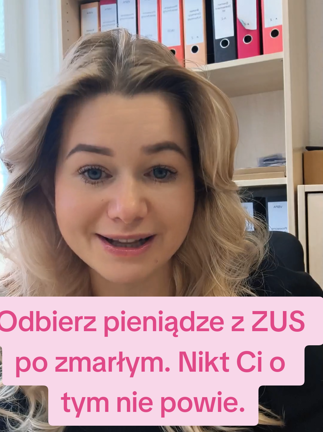 Po zmarłej osobie mogą należeć Ci się pieniądze z jej subkonta w ZUS. Mało kto o tym wie, a środki często zostają tam niewypłacone. Komu się należą? Osobom wskazanym przez zmarłego jako uposażone albo – jeśli nikogo nie wskazał – spadkobiercom (np. małżonkowi, dzieciom). Jeżeli zmarły był w OFE, najpierw środki dzieli OFE, potem ZUS. Co zrobić krok po kroku? Zbierz dokumenty: skrócony akt zgonu, dokument potwierdzający dziedziczenie lub uposażenie, dowód osobisty. Pobierz i wypełnij wniosek o wypłatę środków z subkonta po zmarłym (najczęściej formularz ZUS RPD-2 – dostępny na stronie ZUS i w każdym oddziale).  Złóż wniosek w ZUS: osobiście, pocztą, przez pełnomocnika albo przez PUE ZUS. Czekaj na decyzję i wypłatę (zwykle kilka tygodni–kilka miesięcy).