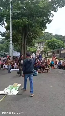 Puluhan warga desa Sumberrejo, kecamatan Donorojo, Jepara, senin siang (17/11/25) menggelar demo didepan Mapolda Jateng. Warga mendesak agar Polisi menghentikan proses penyelidikan terhadap 3 warga yang berjuang menghentikan aktivitas tambang di desa mereka. Warga juga menuntut penghentian tambang, karena merusak lingkungan.  Sumber: RADAR SEMARANG #tambang #jepara #demo #lingkungan #CapCut