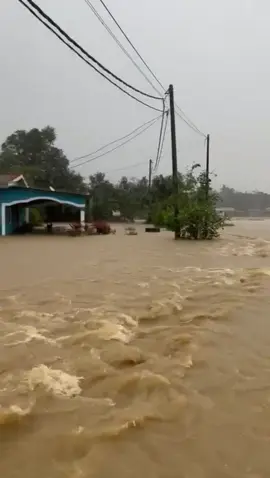 First time banjir teruk macam ni sekali masuk rumah, subhanAllah 🥹🥹 Jenuh nak mencuci lepasni 🥲Semoga semua mangsa2 banjir dipermudahkan urusan 🤲🏻Pray4PadangBesar 🤍 #perlis #banjir2025🌊 